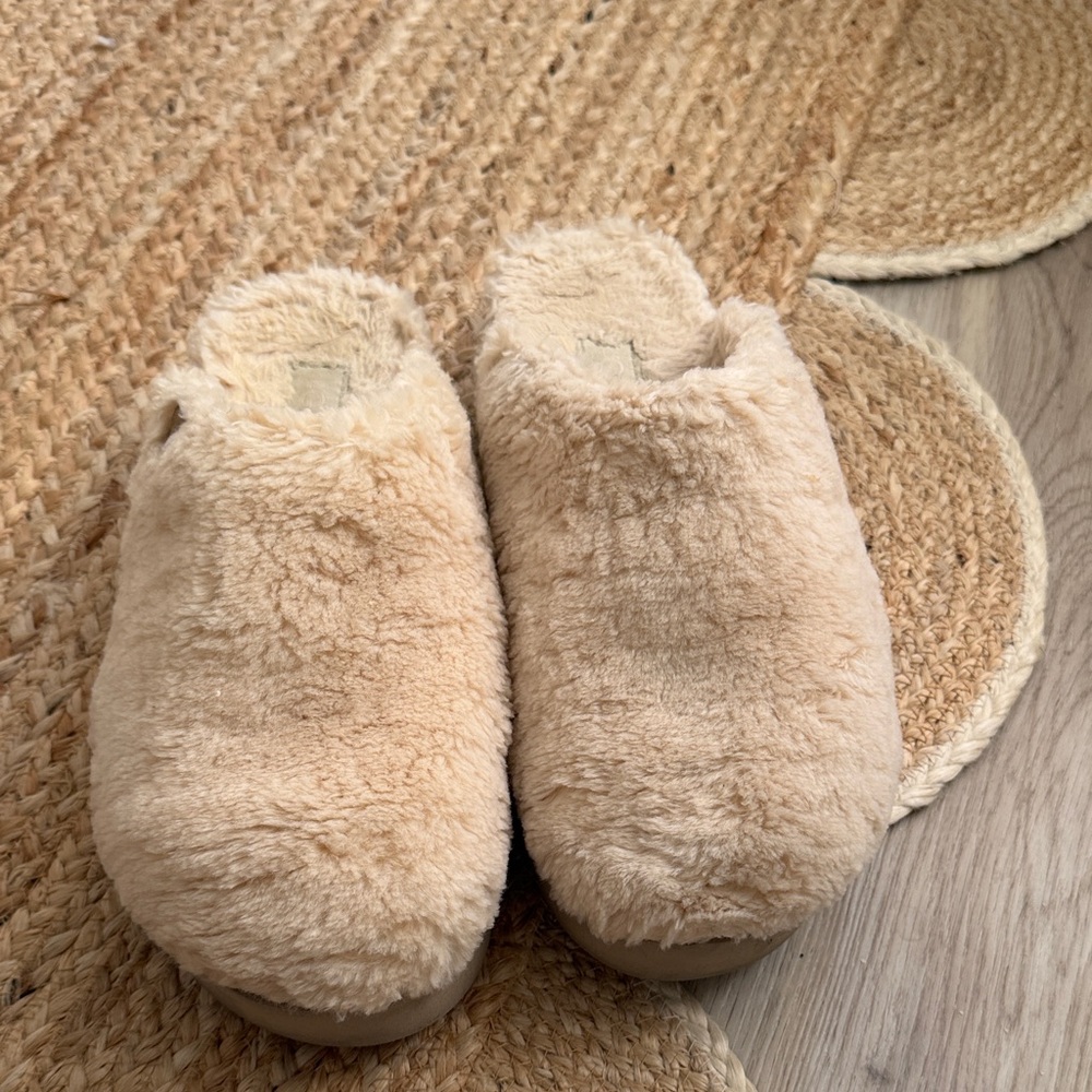 Ugh Cozy Tan Fuzzy Slippers clog sz 8